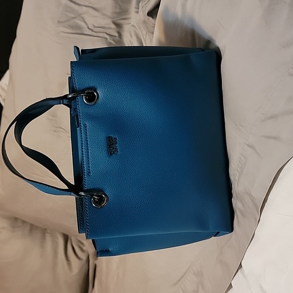 Gorgeous Guess Handbag - Picture 1 of 3